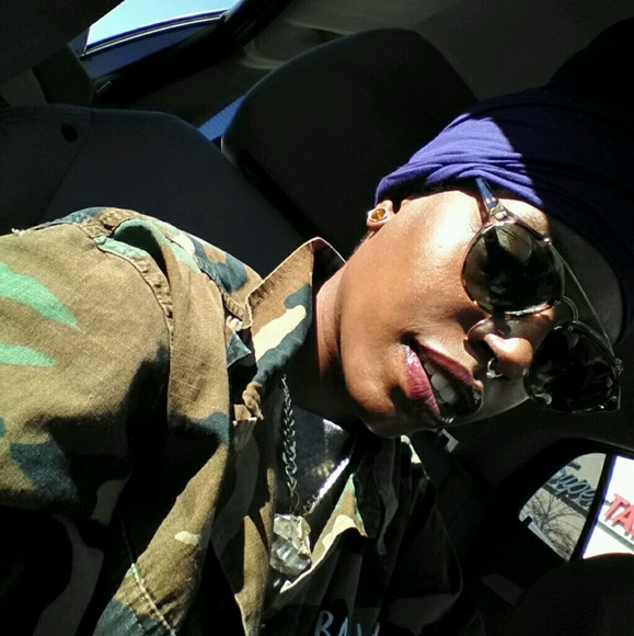 Meet your Posher, Joi - Picture 1 of 1